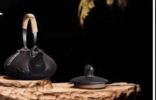 粗瓷茶具-精美的黃山提梁壺，你茶席上的首選壺