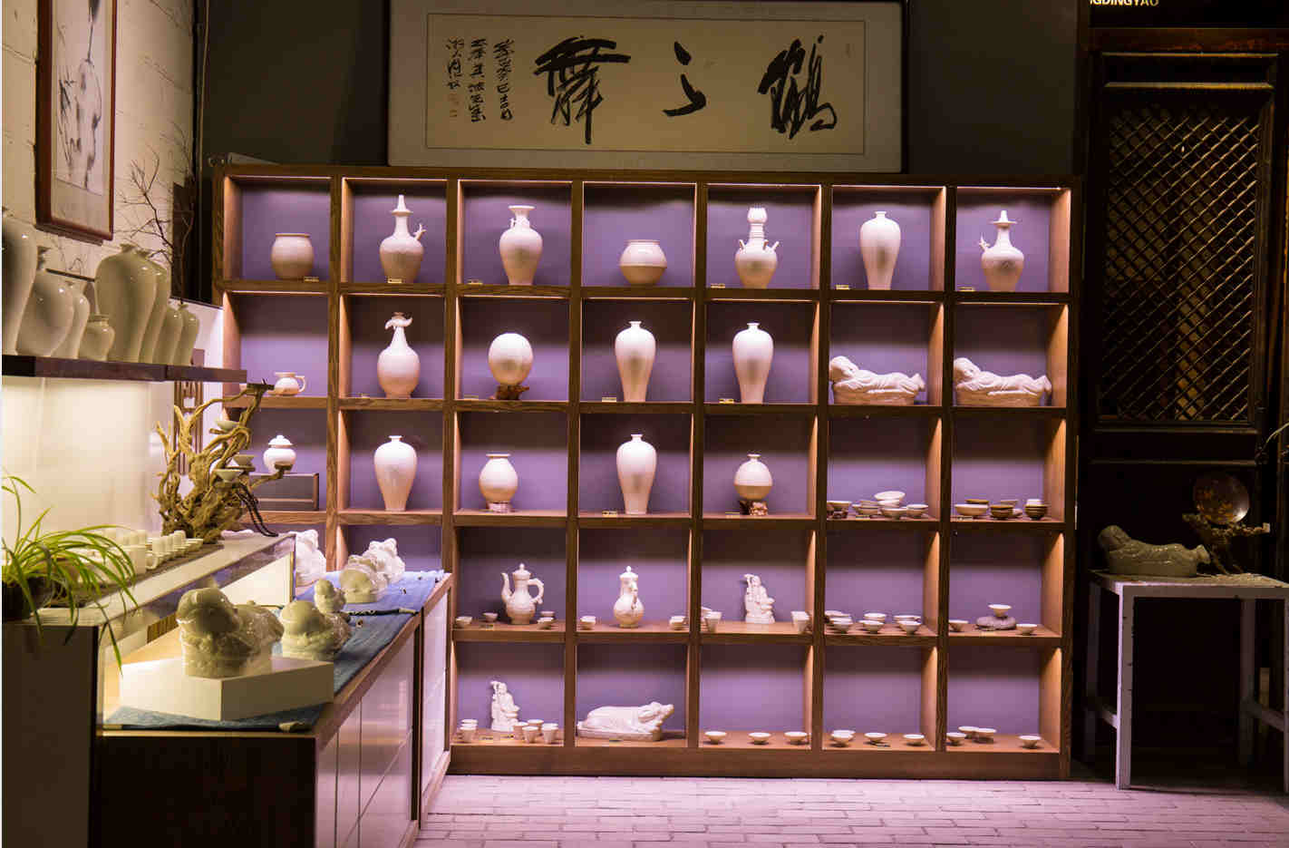 大宋定窯展廳內陳列的精美瓷器