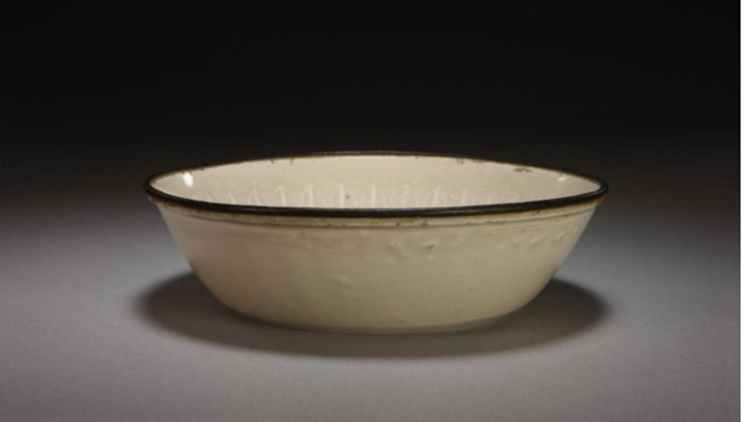 定窯白釉印花蟠螭花卉蓮瓣紋洗，運(yùn)用了刻花、印花的裝飾手法