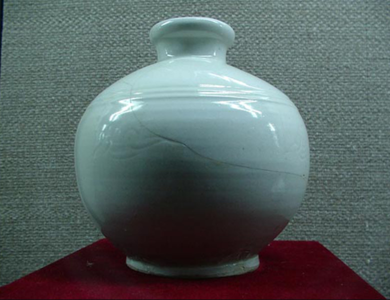 收藏于定州博物館的白釉劃花朵云紋球形瓶，瓶身上有明顯修復的痕跡